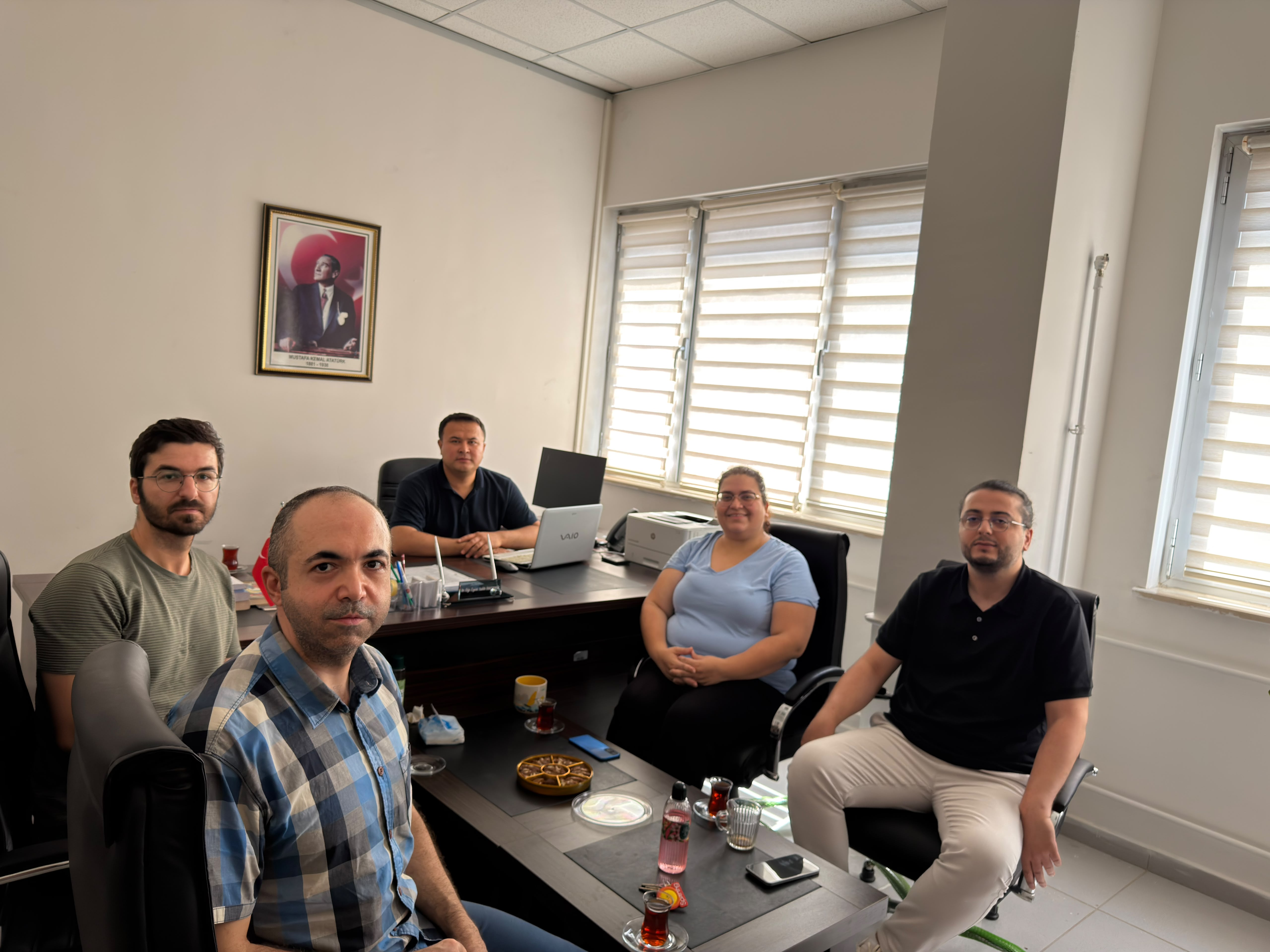 Dekan Yardımcımız Dr. Öğr. Üyesi Salih İSKENDER başkanlığında Araştırma Görevlilerimizle bir toplantı gerçekleştirildi